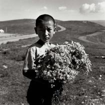 Liu Zheng, From the series The Chinese, A Flower Boy at the Roadside, Daqing Mountain, Inner-Mongolia, 1998. Deutsche Bank Collection. © Liu Zheng, Courtesy Yossi Milo Gallery, New York